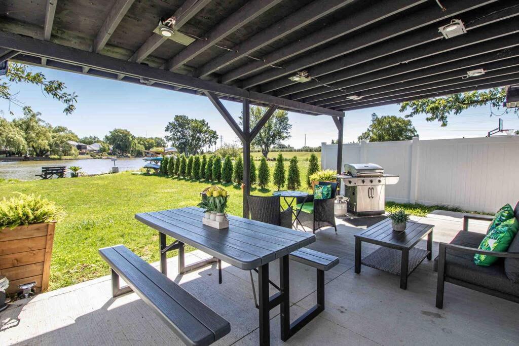 2 Bedroom Getaway On The River/Close To Marina Belle River Eksteriør bilde